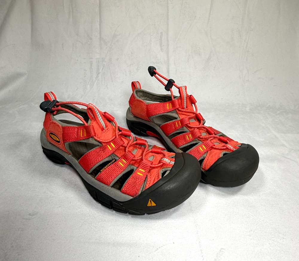 KEEN Newport H2 Closed Toe Sport Sandals (Model 1008439) Womens 7 Peach Colored